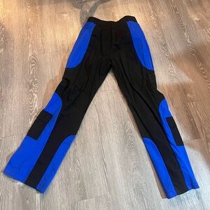 Spaced Out Cargo Pants Blue/Black
Never worn/NWT
